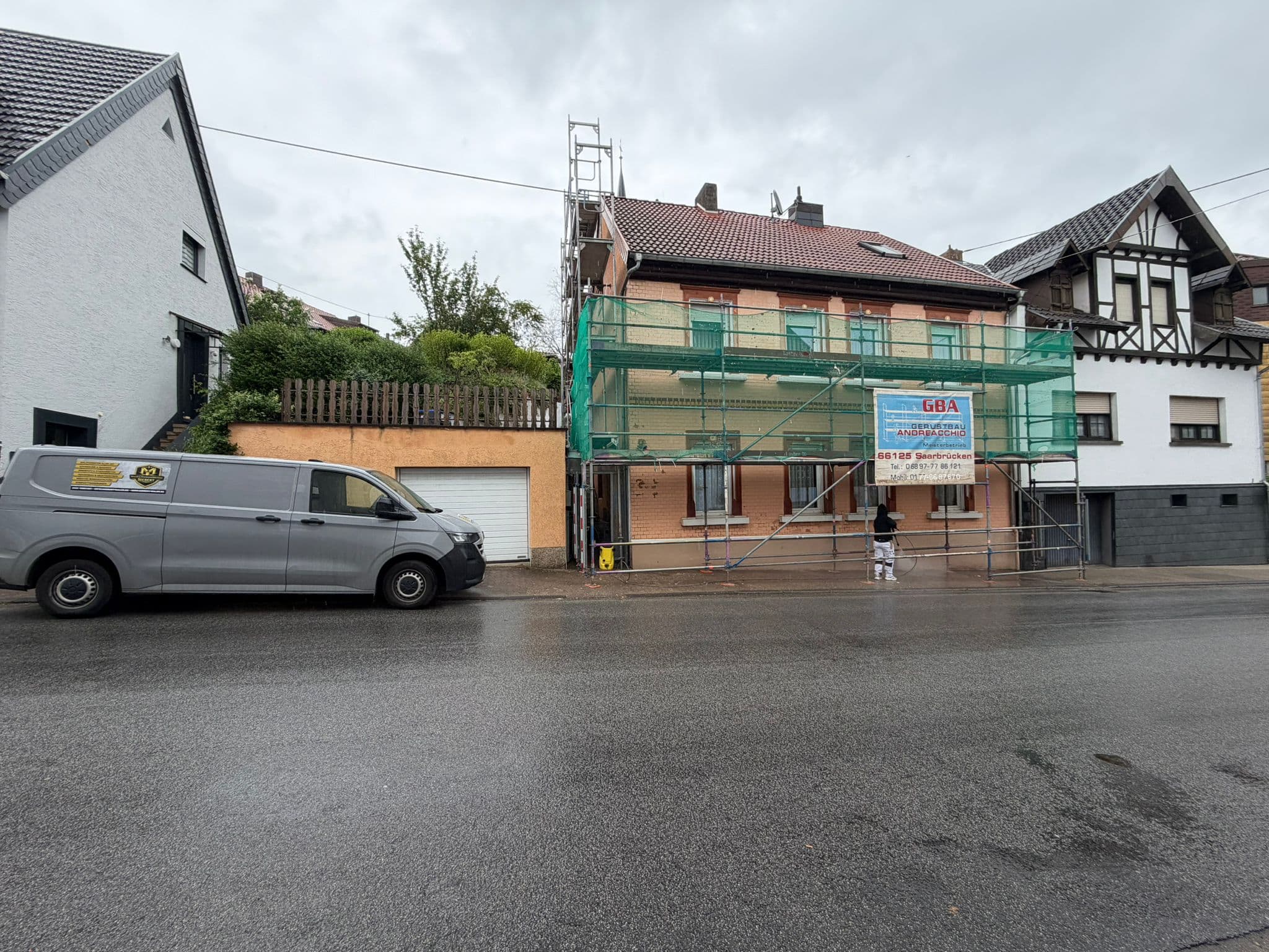 Eingerüstetes Wohnhaus im Saarland, an dem die Fassadenarbeiten laufen.