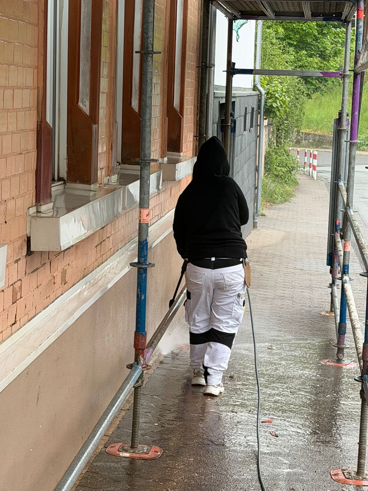 Fassade während der Reinigung vor dem Anstrich, ausgeführt vom Betrieb Siebert.