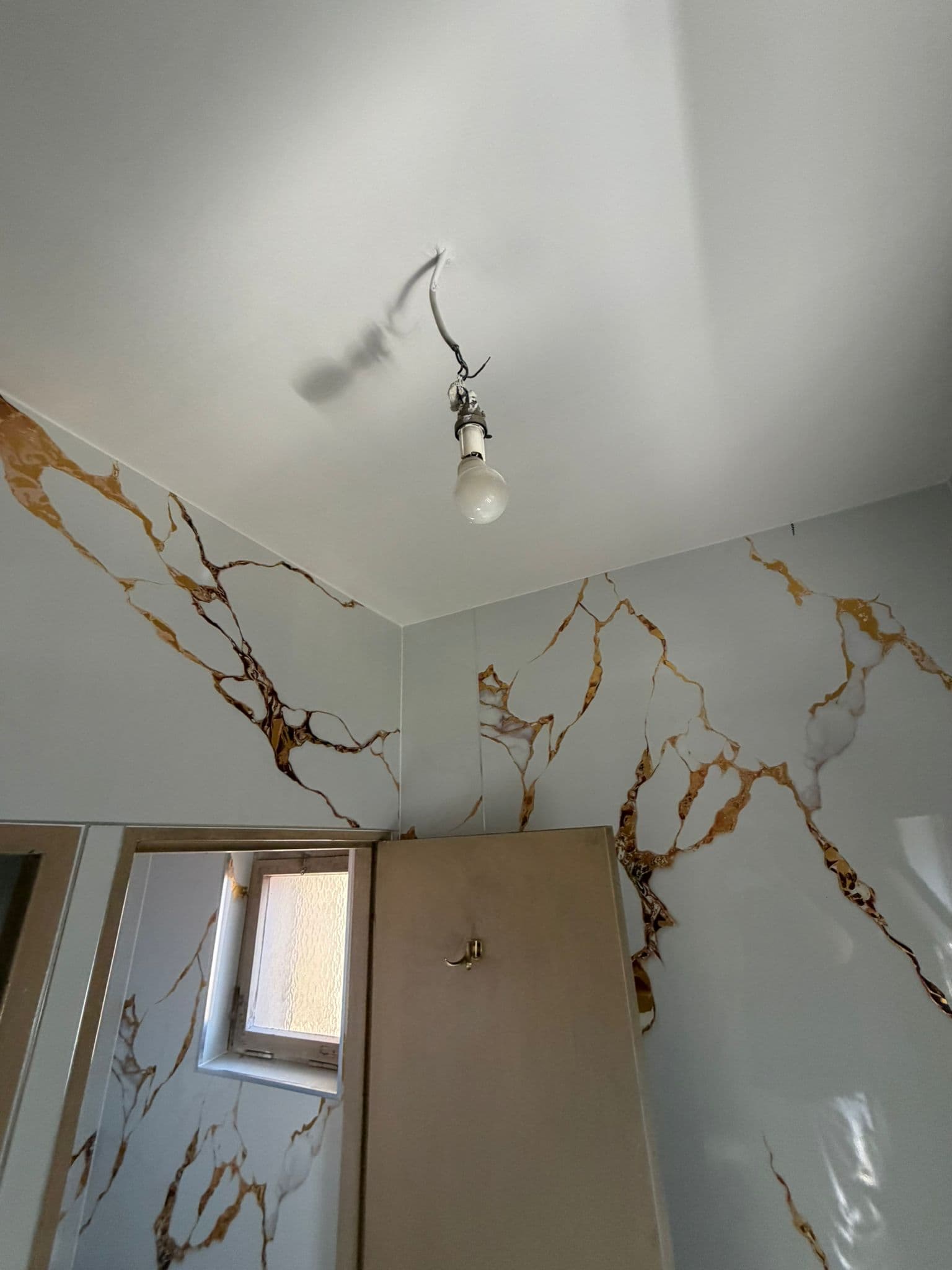 Marmor-Wandgestaltung mit Decke