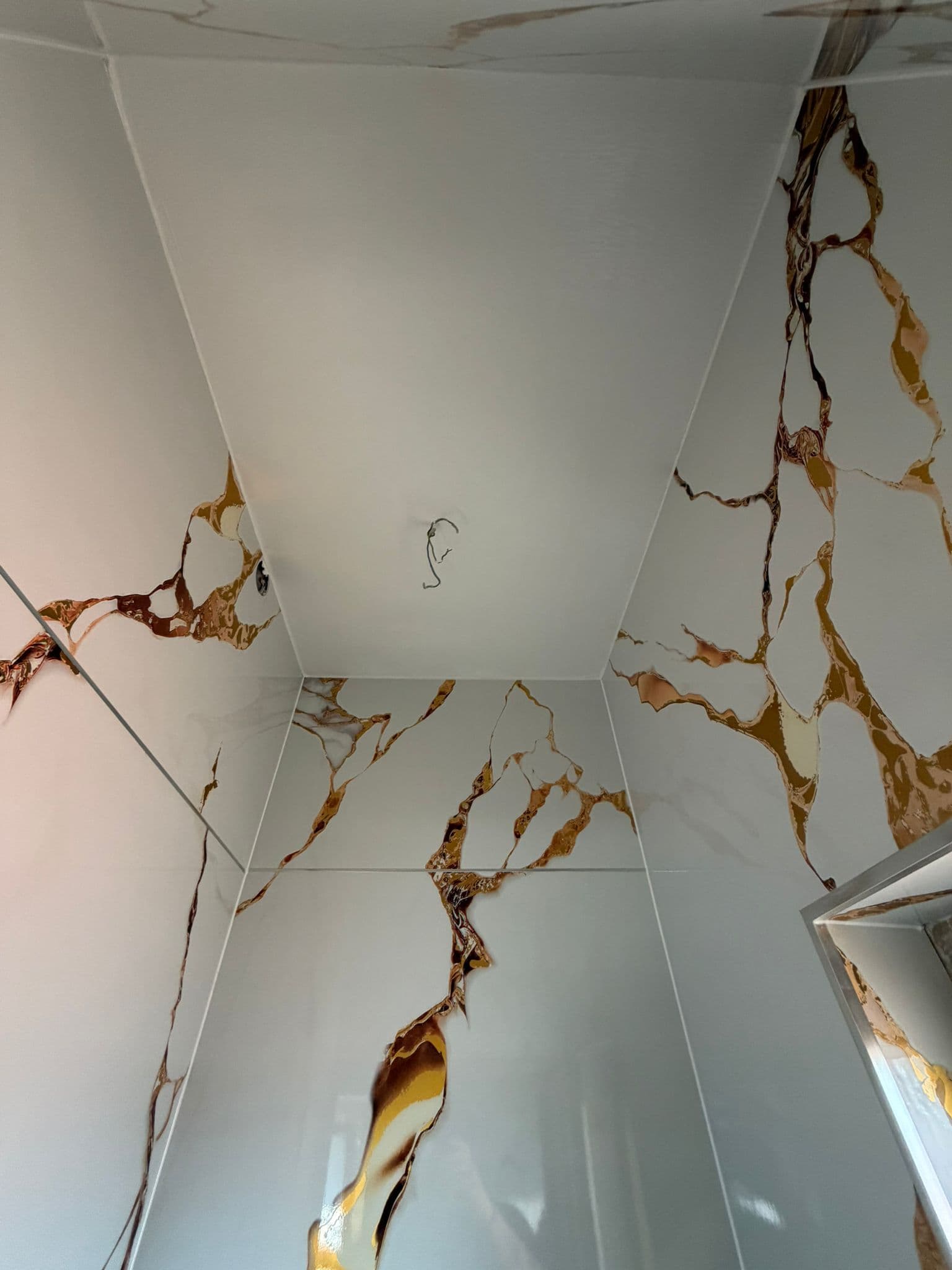 Detail der Marmor-Wandgestaltung mit Gold