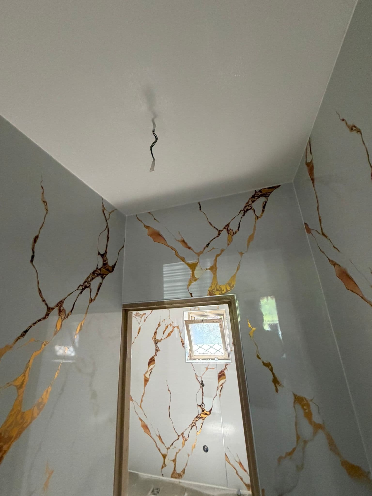 Kreative Marmor-Wandgestaltung mit Goldadern