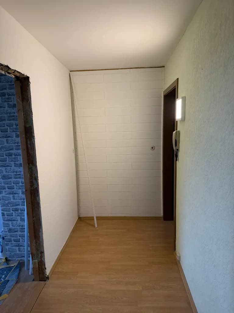 Frisch gestrichene Wand